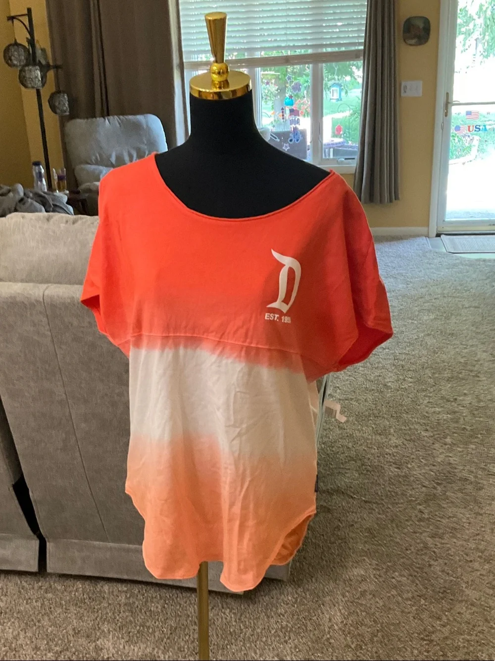 NWT Disney Parks Women’s Size Medium Tee, Super Cute!